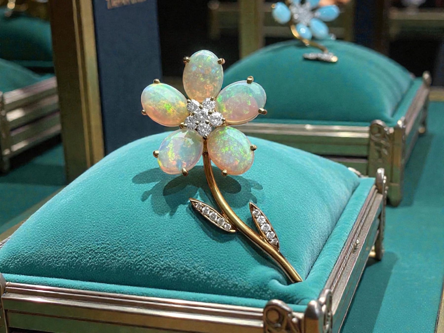 Spille & Fermagli: TIFFANY & CO, Opal - Diamanten - Blumenbrosche – Usato da Zuzwil SG venduto da artimmo