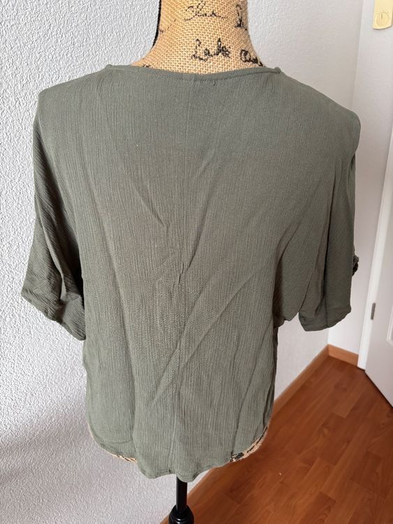 Camicette: Bluse Olivgrün Grösse L – Usato da Basel venduto da nad_xnd8 1