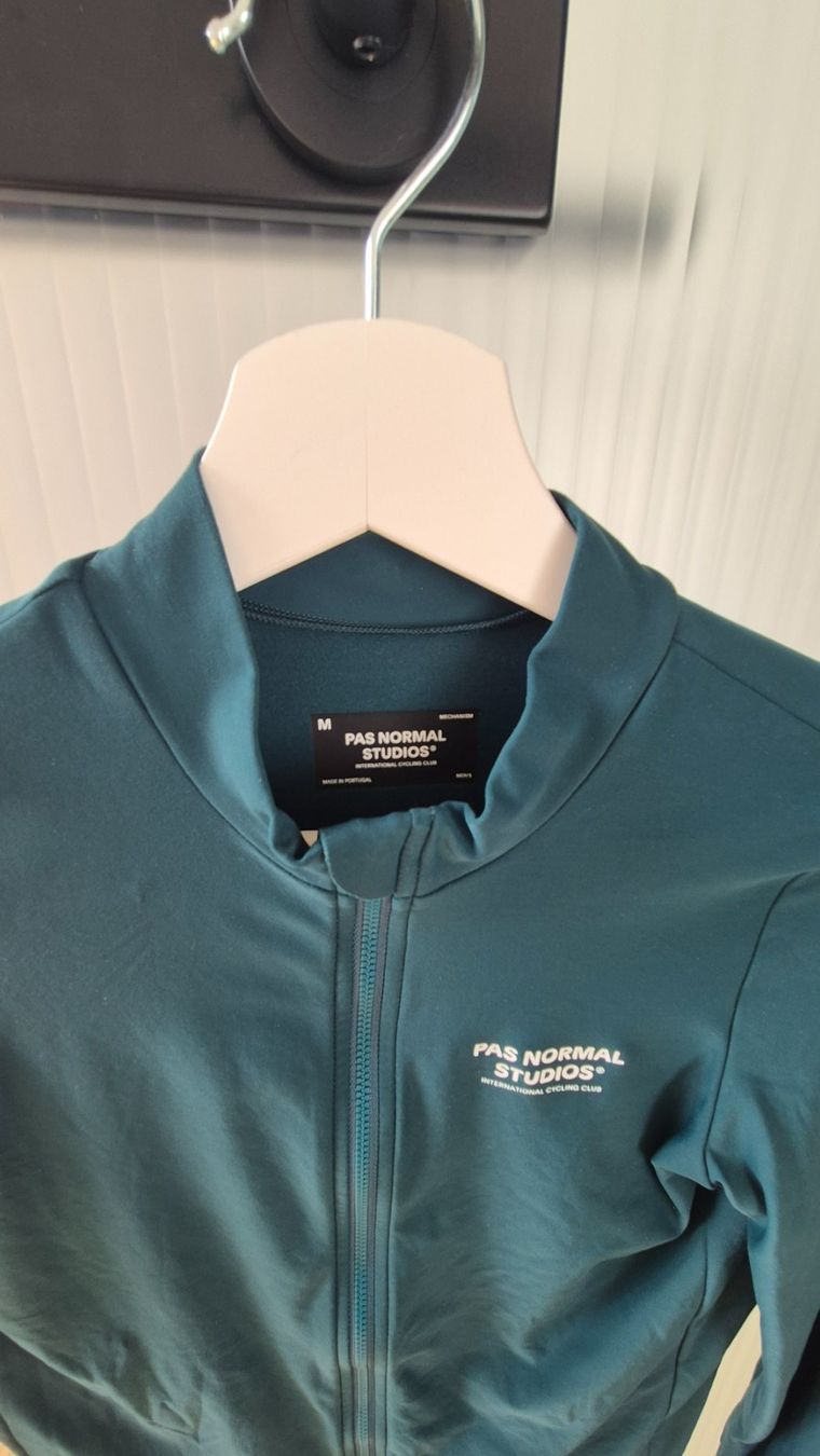 Pas Normal Studios Leibchen & Hosen: Pas Normal Studios Mechanism Longsleeve – Gebraucht aus Selzach von e30dtm 2