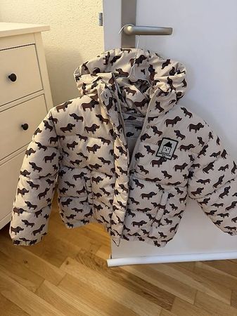 Ungetragene Winterjacke mit Dackelmotiv, 910 Jahre