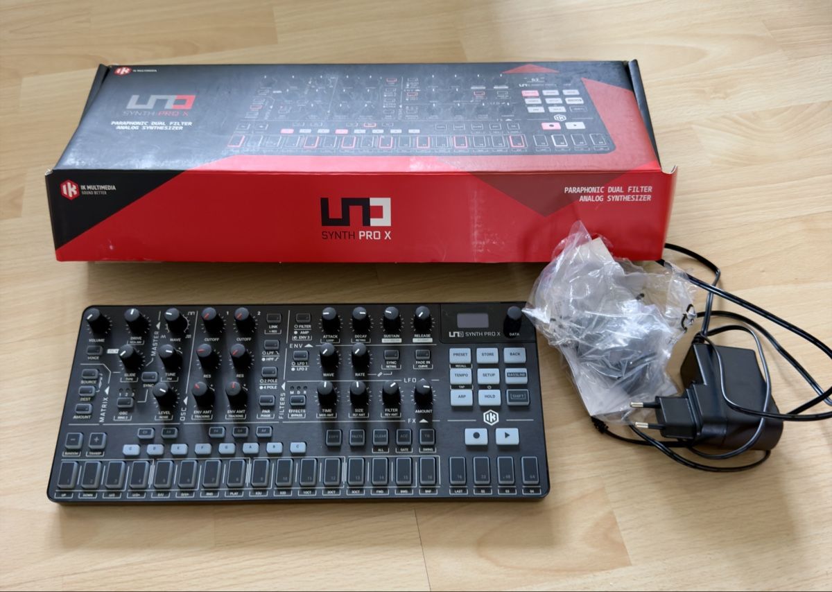IK Multimedia Strumenti musicali: IK Multimedia UNO Synth Pro X Analog Synthesizer, Paraphonic – Usato da Widnau venduto da kustercarmen