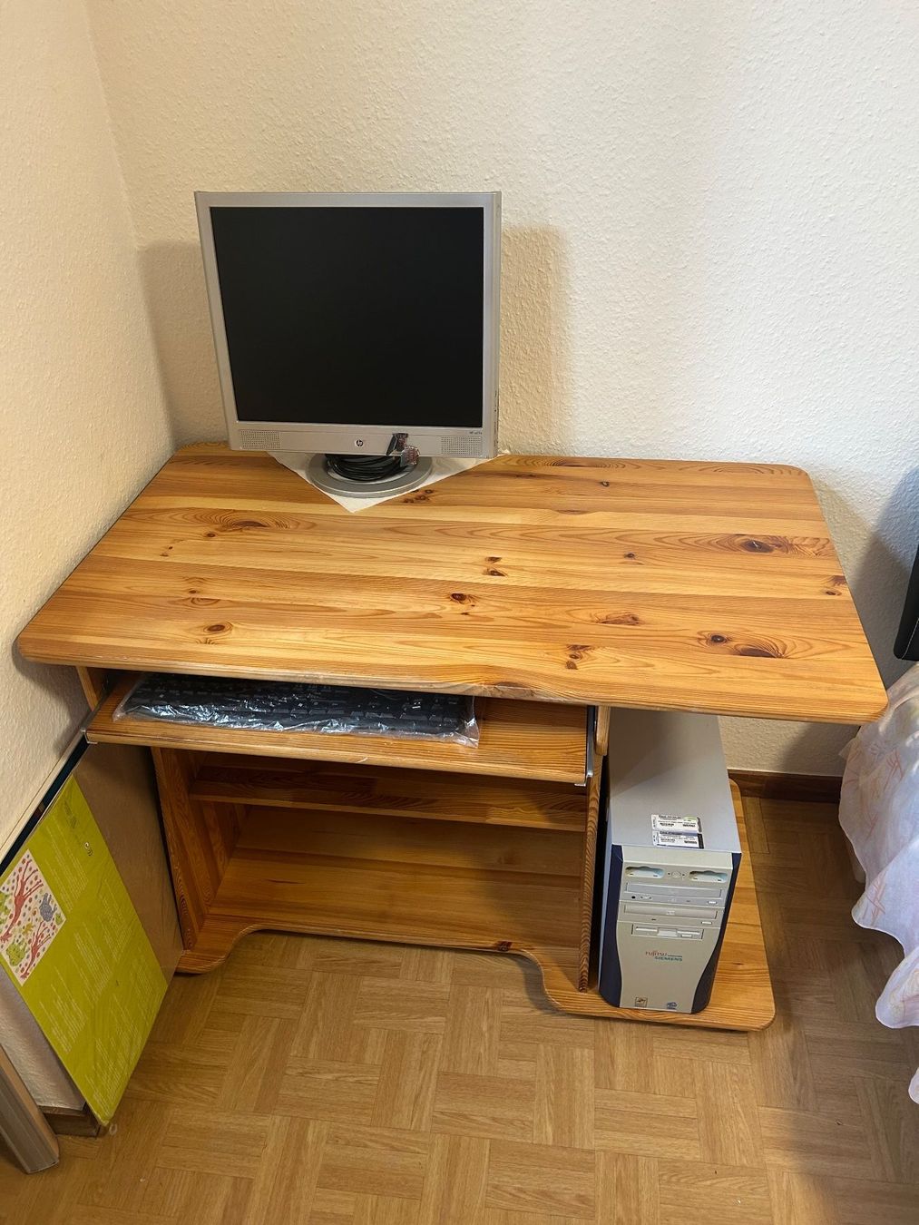 Scrivanie: Bureau d'ordinateur en bois sur roulette – Usato da La Chaux-de-Fonds venduto da cor_r67m 1