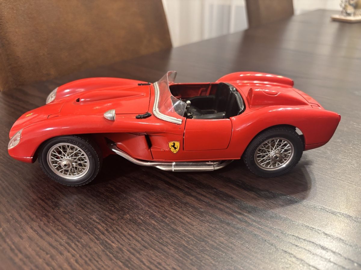 Bburago Modellini d'auto: Rotes Ferrari-Modellauto, Testa Rossa 1957, 1:18 – Nuovo (secondo la descrizione) da Unterentfelden venduto da Nadineb23