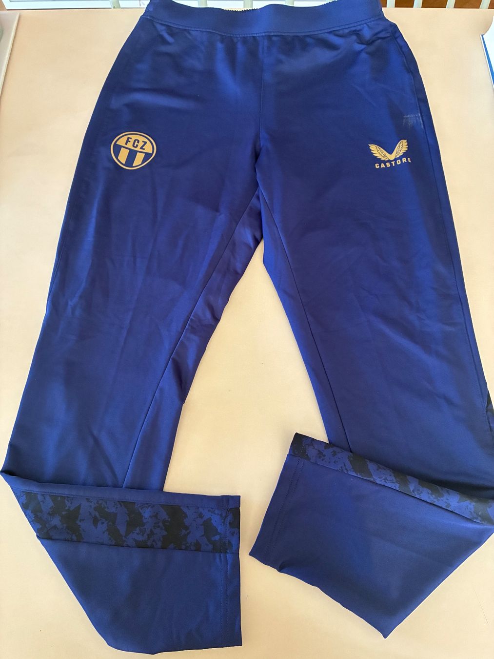 FCZ Pantaloni: FCZ Trainingshose Saison 25/26 – Usato da Zürich venduto da ali_5m9b