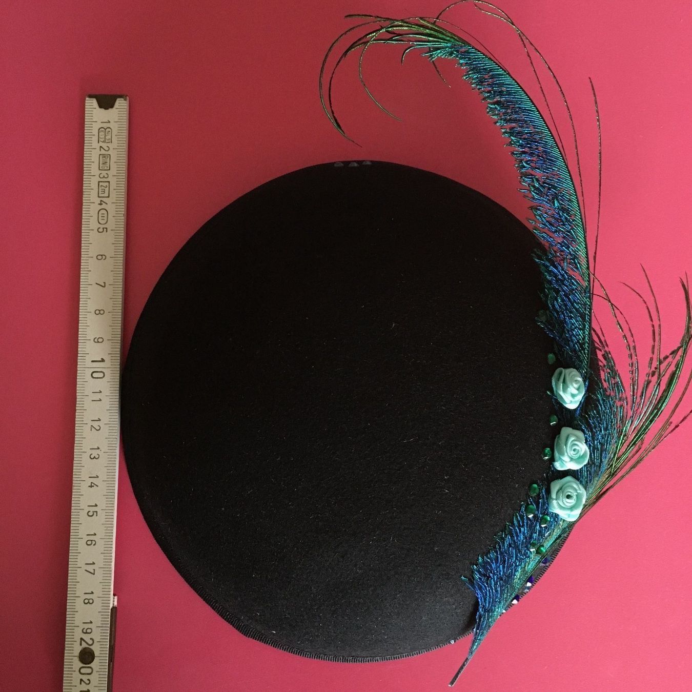 Copricapi, berretti & cappellini: Chapeau chic et rétro plumes et strass – Usato da Genève venduto da ct_fqr8 2