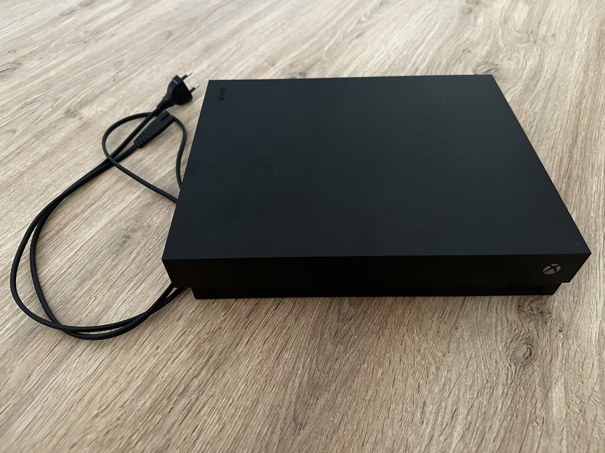 Microsoft Console: Xbox one X mit 10 Spielen – Usato da Grabs venduto da atomi39 1