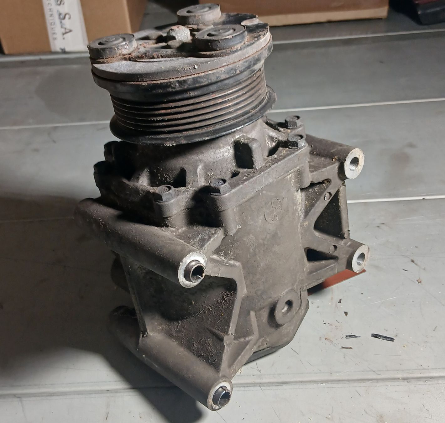 Jaguar Tutti pezzi di ricambio auto: Compresseur de climatisation Jaguar S-Type 2.7d – Usato da la heutte venduto da Auto-stock 1