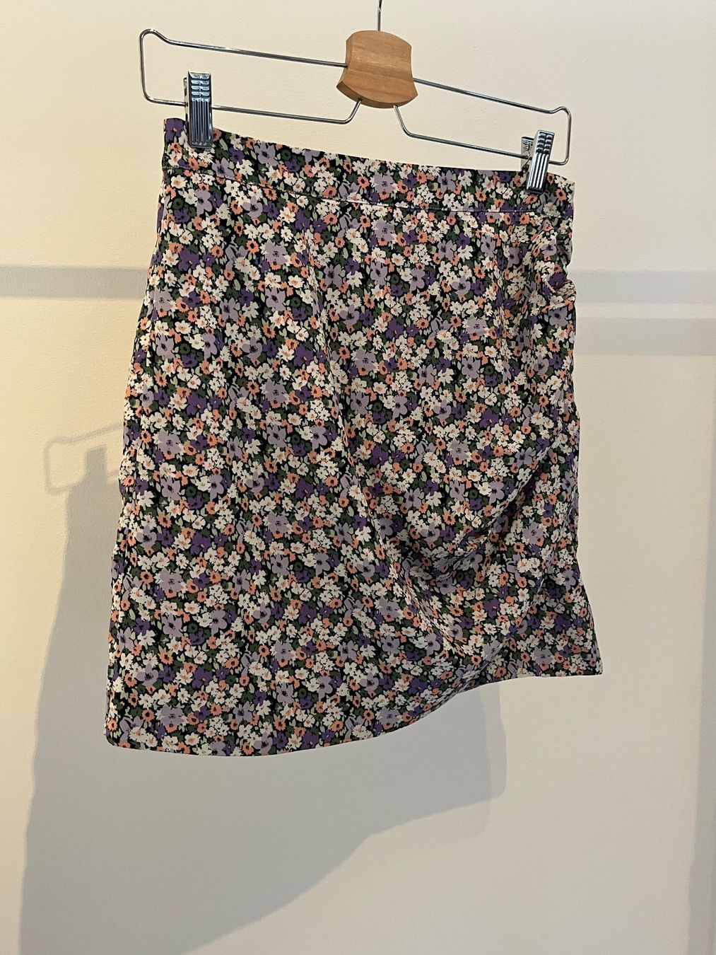 Na-kd Gonne: Jupe NA-KD, Motifs fleurs – Usato da Savagnier venduto da taianab