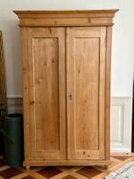 Antiker Schrank aus Tanne, massiv