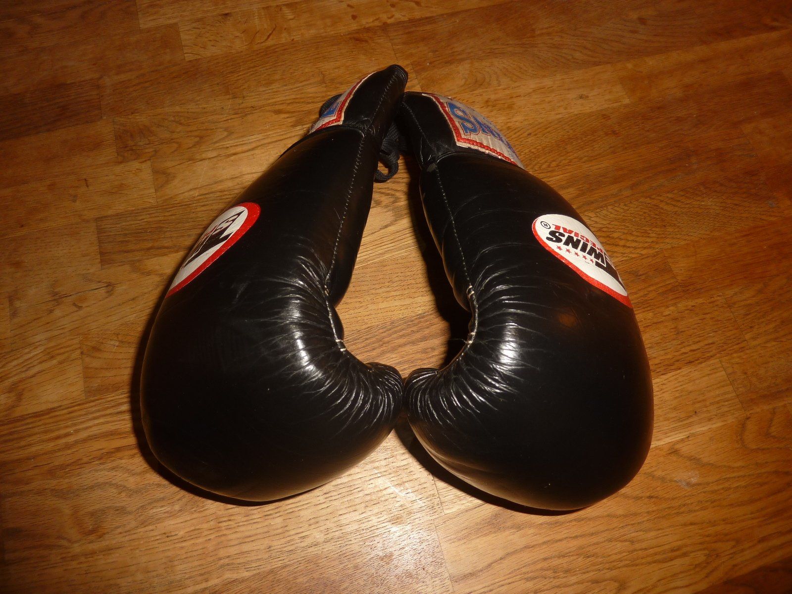 Guanti & manicotti: Boxhandschuhe Twins Schwarz 10oz Special – Usato da Hochfelden venduto da swissice 5