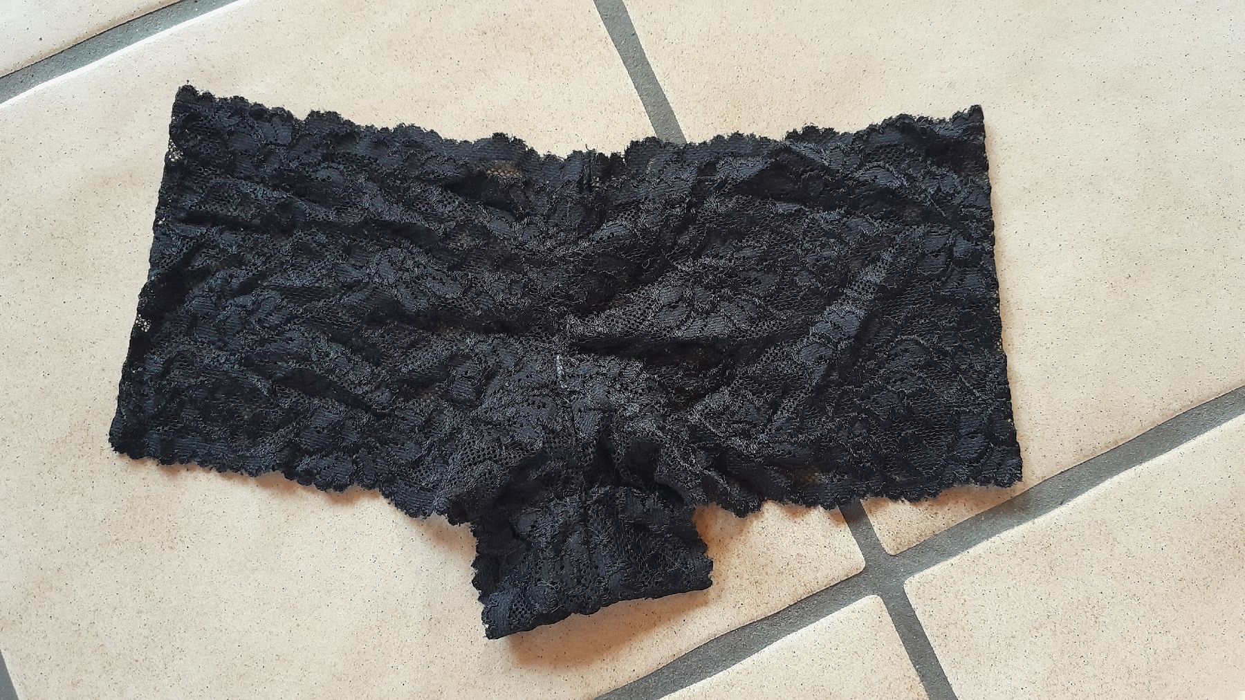Sonstige Unterwäsche: Slip aus Spitze  – Gebraucht aus Innerthal von System_of_a_down 1