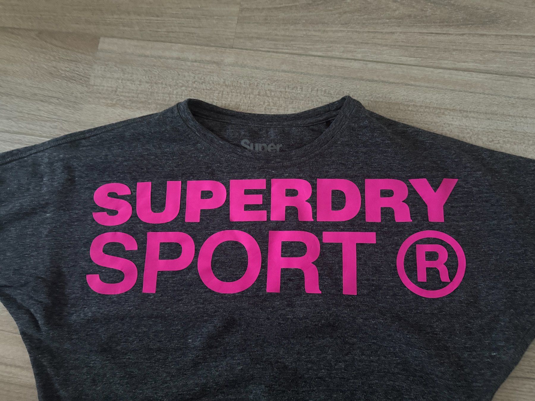 Superdry Pullover & Sweatshirts: Super Dry Sport Pullover Gr. 36 dunkelgrau/pink – Gebraucht aus Bonstetten von VCLS 1