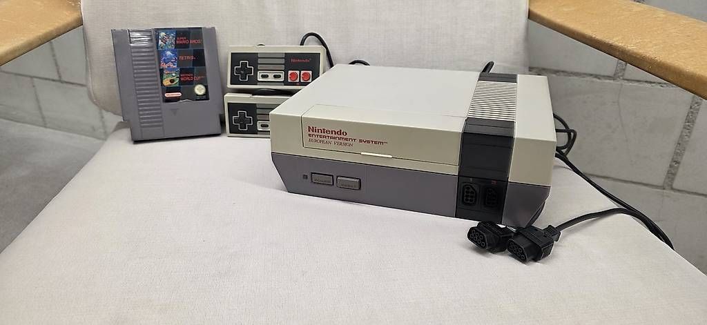 Console: Nintendo NES mit 3 Spielen & 2 Controllern – Usato da Villmergen venduto da mos_svv7