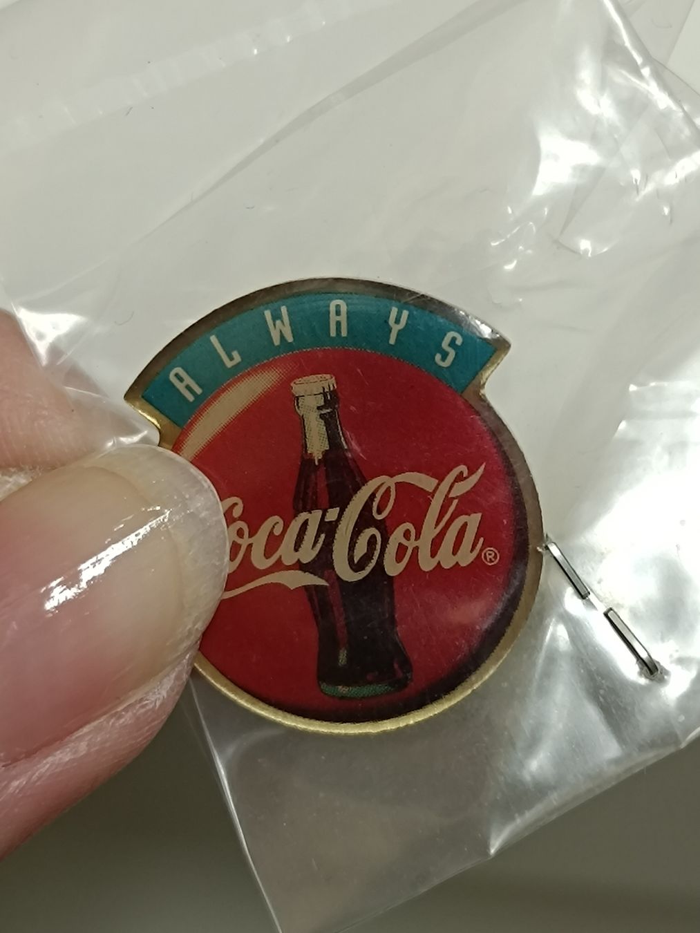 Coca-Cola Placchette & Badge: Coca-Cola Pin Ansteckpin "Always" – Nuovo e nell'imballaggio originale da Oensingen venduto da jes_55lt 1