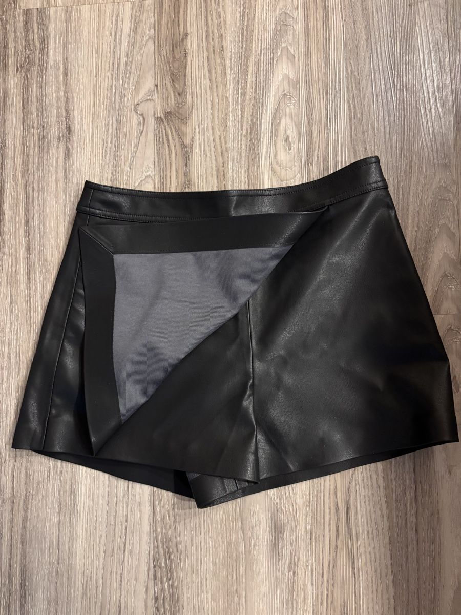 Gonne: Rock mit Shorts schwarz Kunstleder Grösse 38 – Nuovo (secondo la descrizione) da Gossau SG venduto da Swisslady25 1