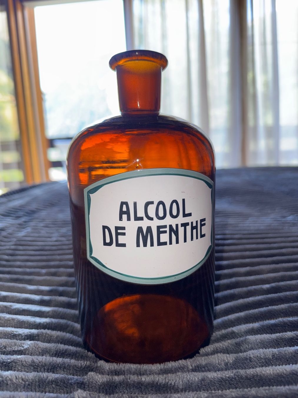 Bottiglie: Bouteille ancienne Alcool de Menthe ambre vide 20cm – Usato da Ovronnaz venduto da Etagne68