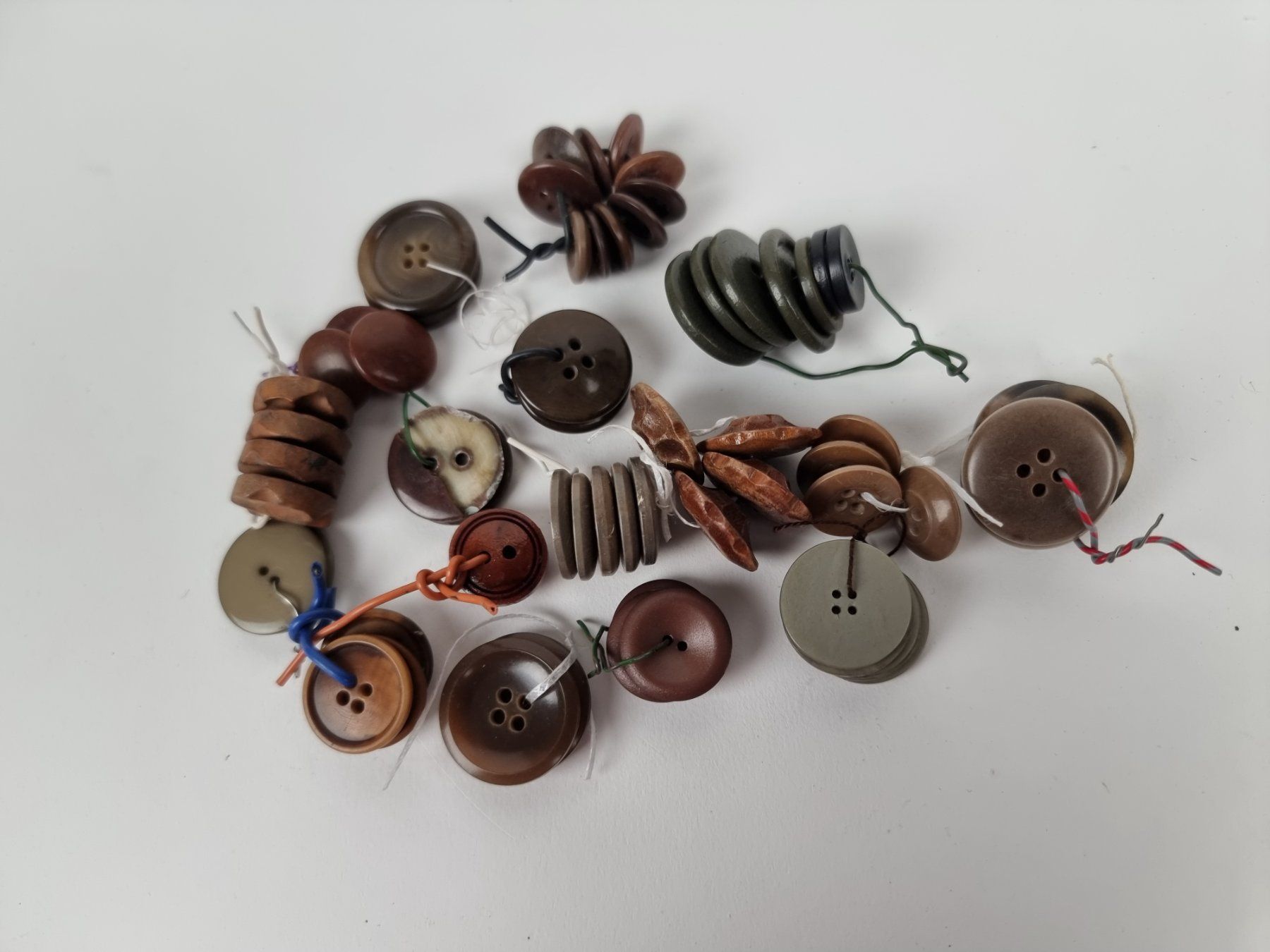 Bottoni: Braune Knopfsammlung – Usato da Urtenen-Schönbühl venduto da Restwert_Schoenbuehl 3