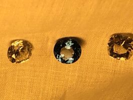4 Edelsteine: 2 Zirkone, 2 Saphire ca 5.55 carat