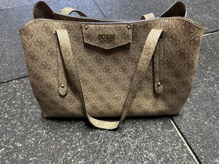 Elegante Guess Handtasche, neu mit Etikett (Neu und