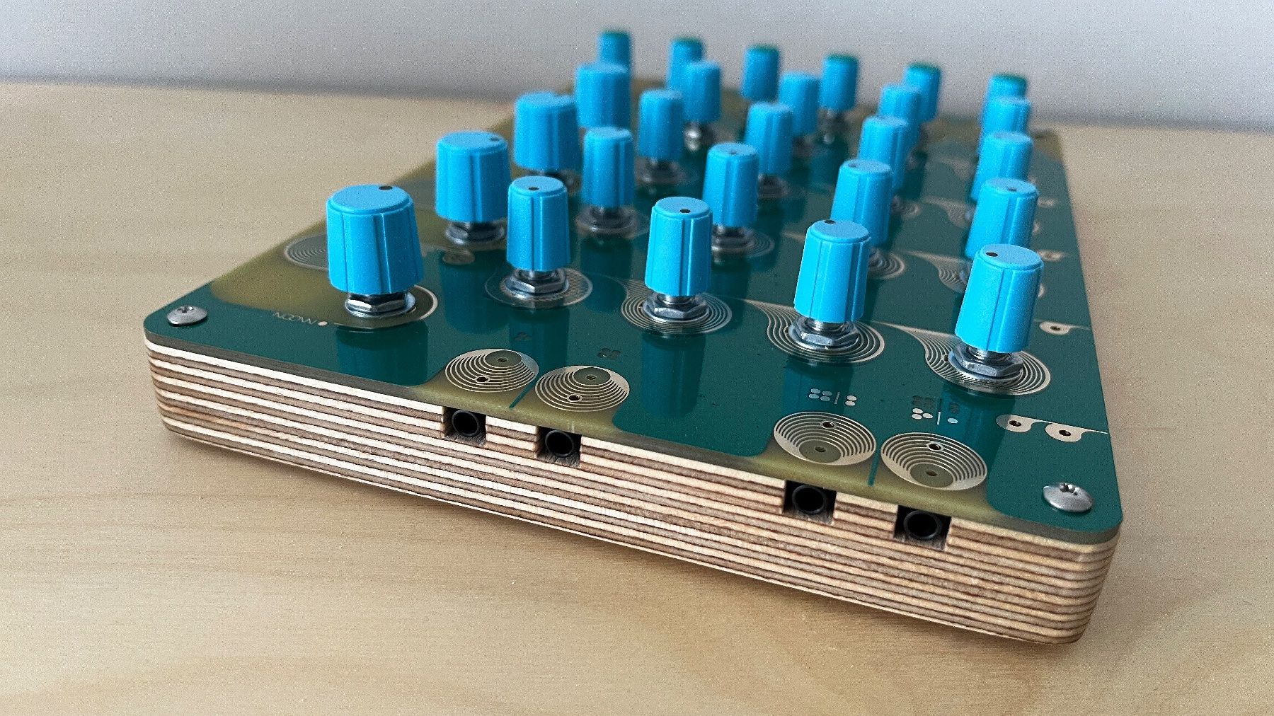 Musikinstrumente: Landscape Moon 4-Channel Passive-Analogue Drum Synth – Neu (gemäss Beschreibung) aus Basel von CBassReflex 3