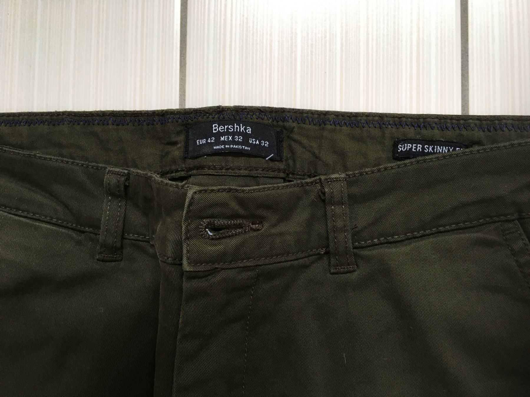 Bershka Pantaloni: Hose Bershka 42 – Usato da Arth venduto da Vrecam51 1