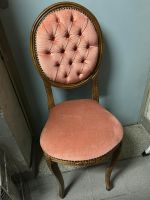 Sedia in legno rivestita in velluto rosa