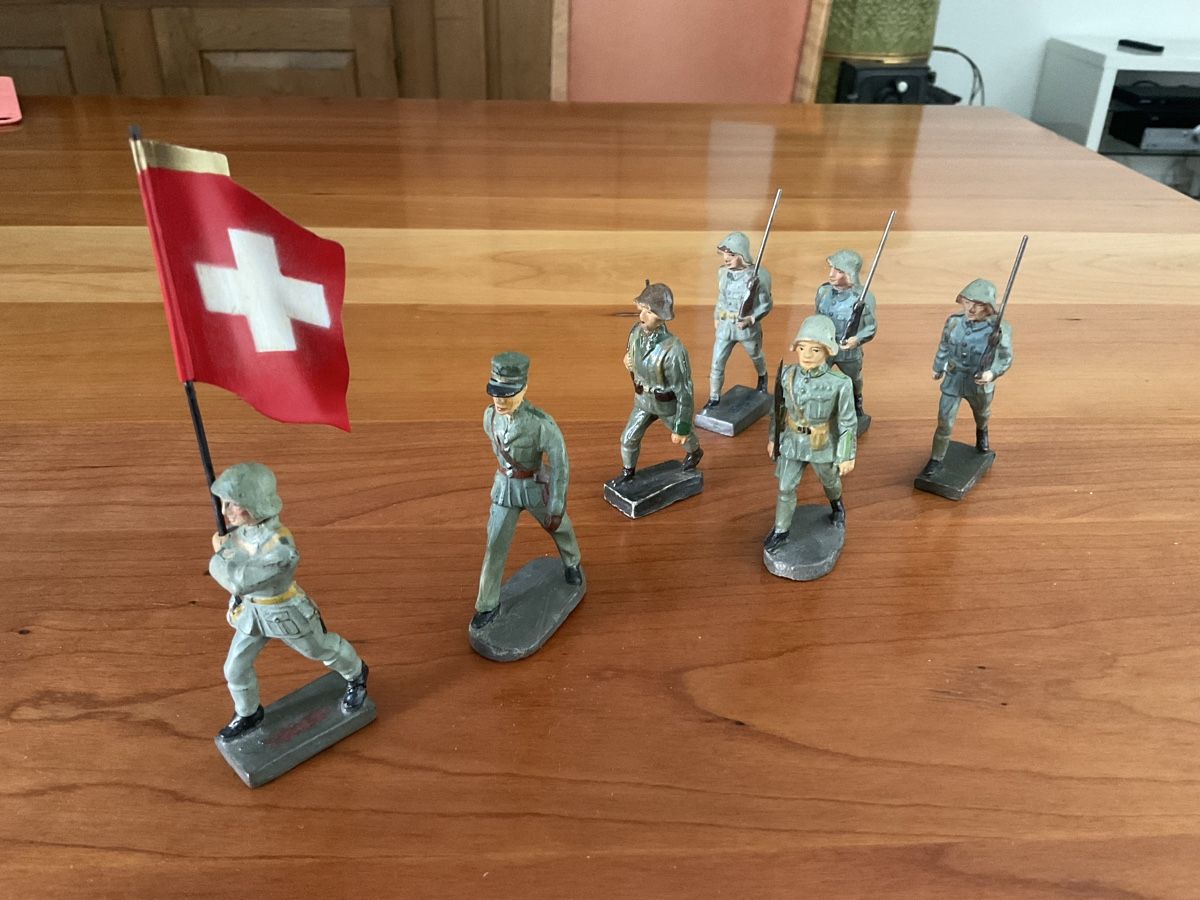 Elastolin Spielzeuge: Elastolin, Lineol Soldaten im Marsch – Gebraucht aus Rüti ZH von Weder2
