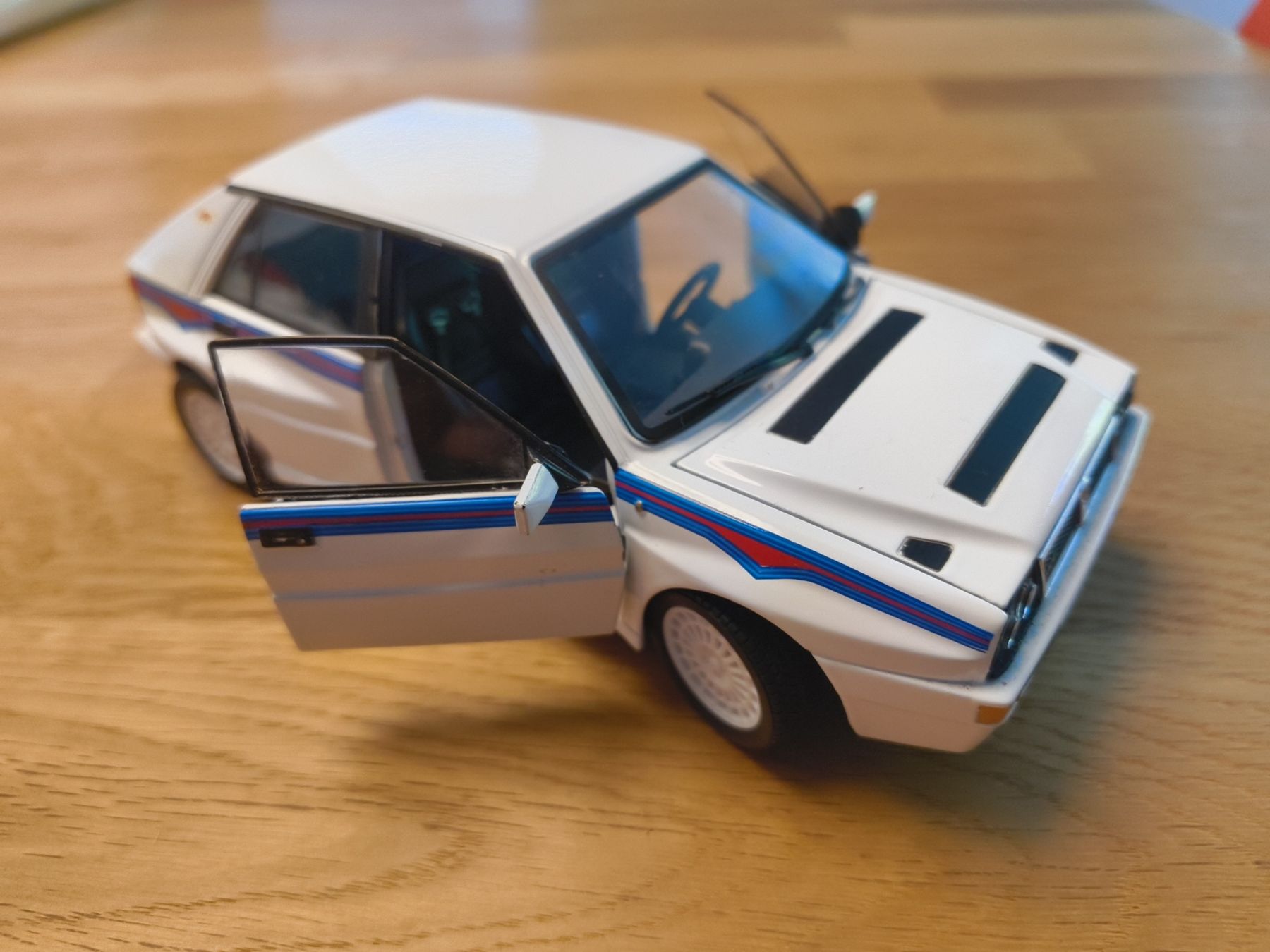 Bburago Modellini d'auto: Bburago Lancia Delta S4 Martini 1:24 – Usato da Cugnasco venduto da Rrumpf