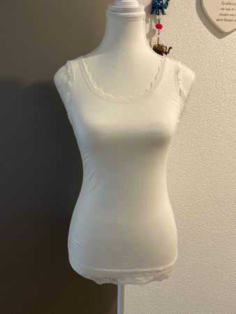 Top mit Spitze cremefarbig