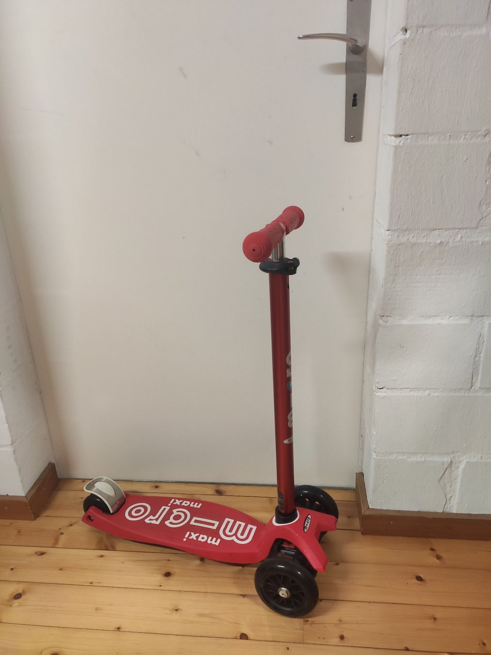 Micro Fahrzeuge für Kinder: Micro Maxi Deluxe Tretroller – Gebraucht aus Zumikon von circulate 2