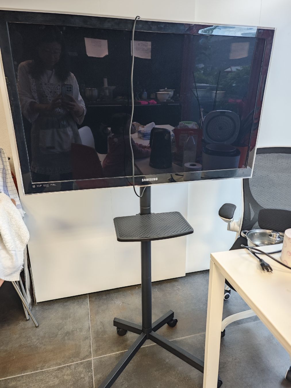 Samsung Televisori: Samsung TV Stand - Mobile Rolling Base - Great Condition! – Usato da Port venduto da Violetma