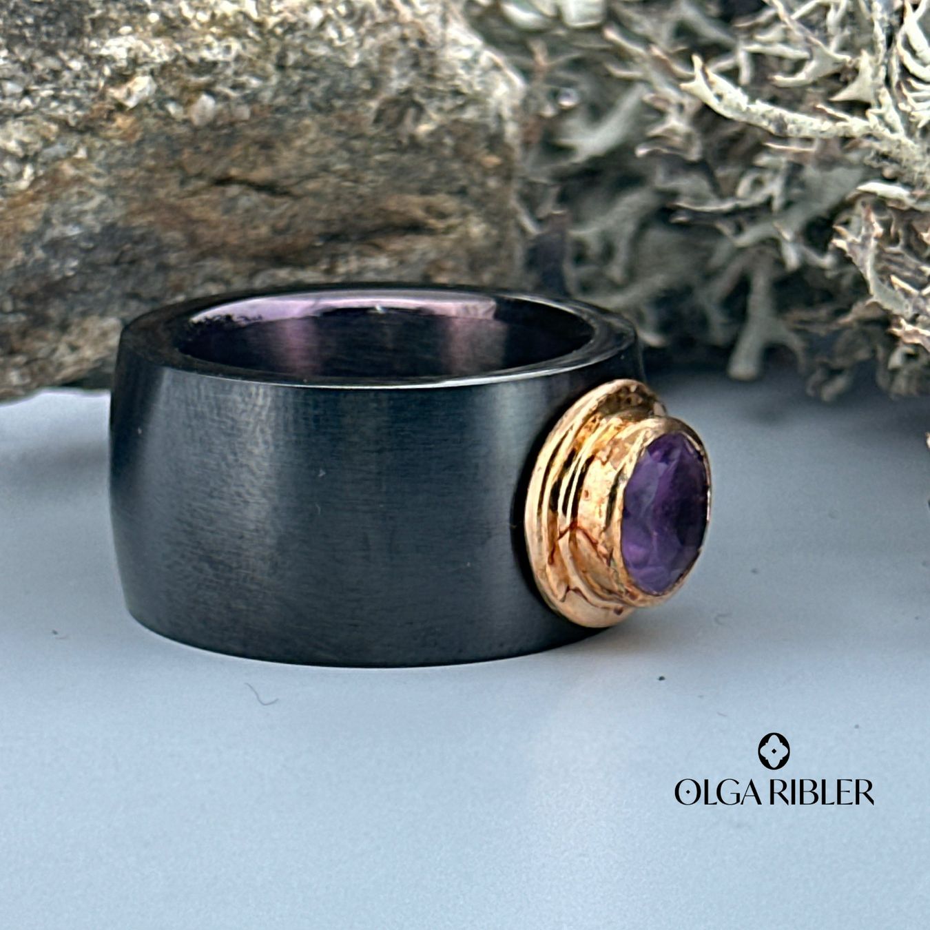 Olga Ribler Anelli: Edelstahl Ring mit Amethyste,  Ringgrösse 57 – Nuovo (secondo la descrizione) da Luzern venduto da Schmuckoutlet 2