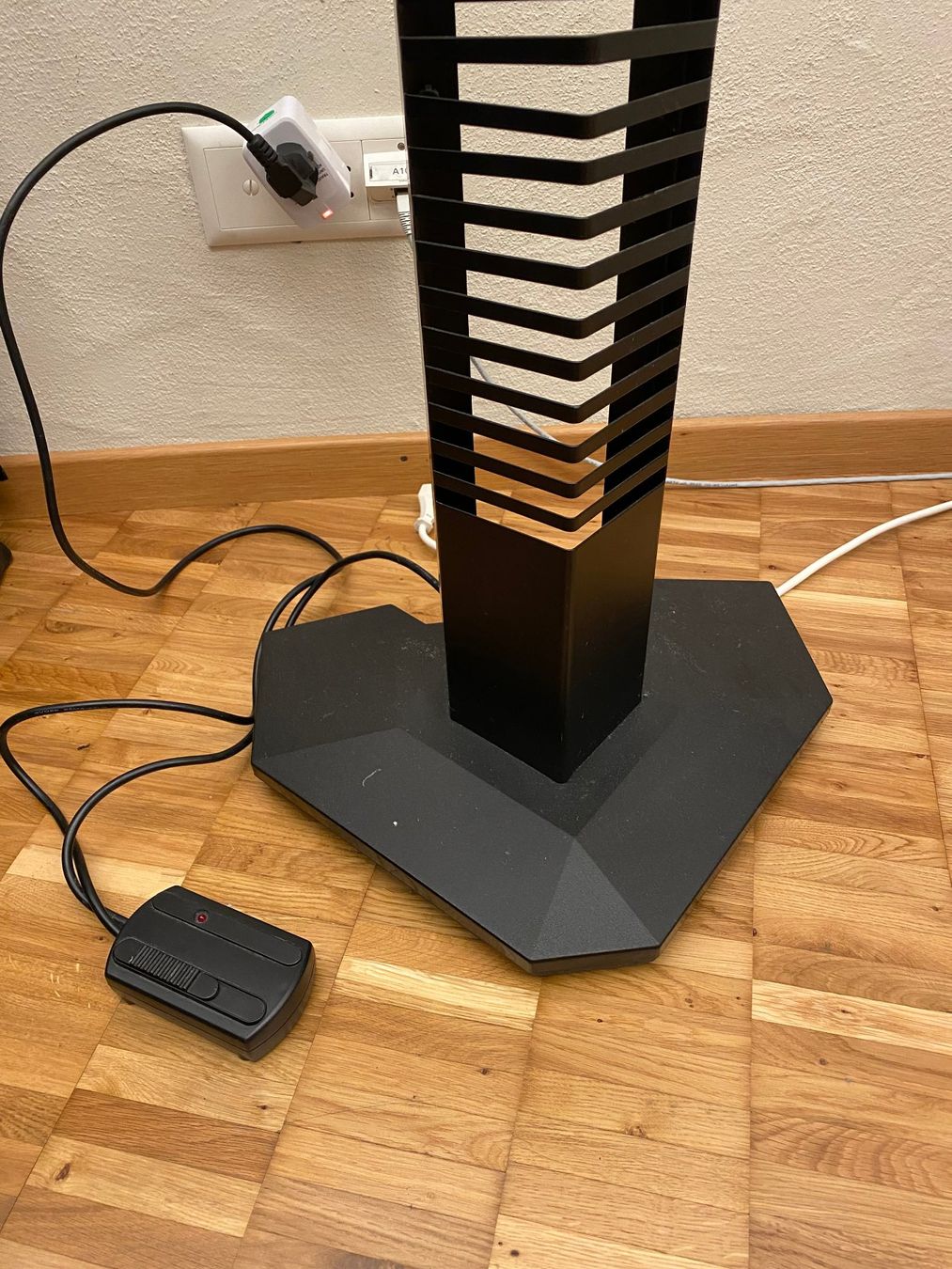 Lampade: Stehleuchte / Stehlampe Schwarz Deckenfluter inkl.CD Ständer – Usato da Kastanienbaum venduto da Muenchnerkindl1 2
