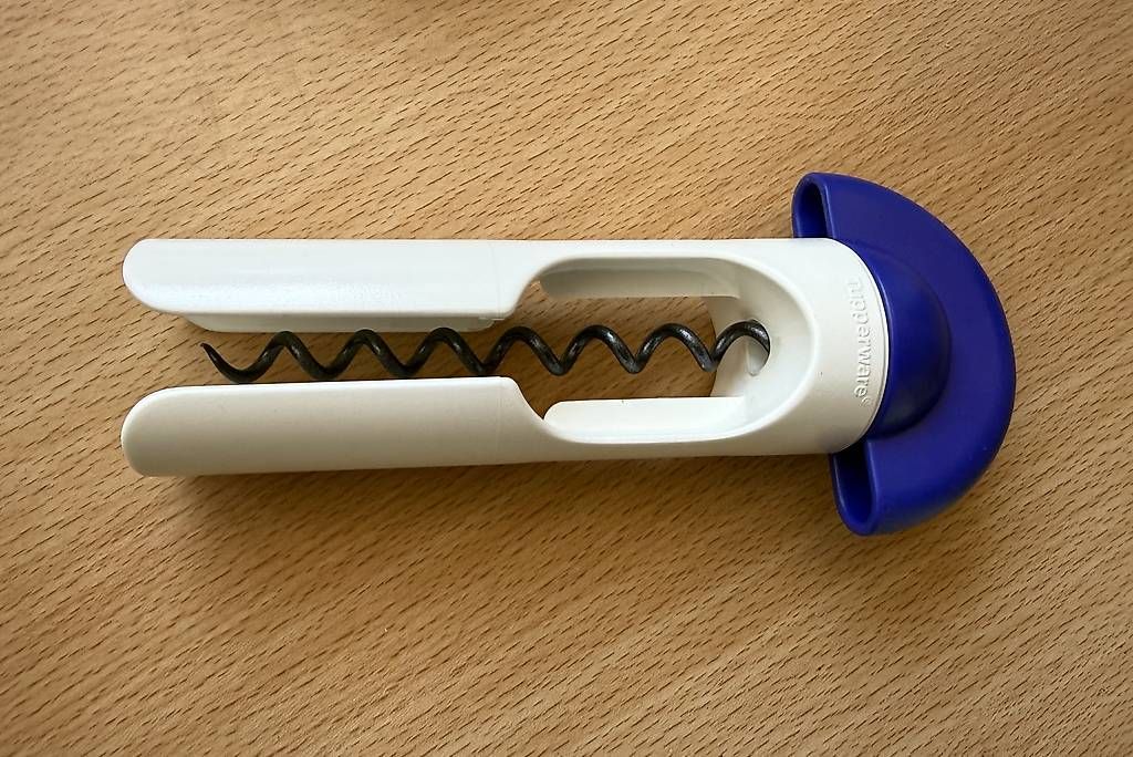 Tupperware Apribottiglie & Tappi per chiusura: TUPPERWARE - KORKENZIEHER / FLASCHENÖFFNER – Usato da Nottwil venduto da Romy80