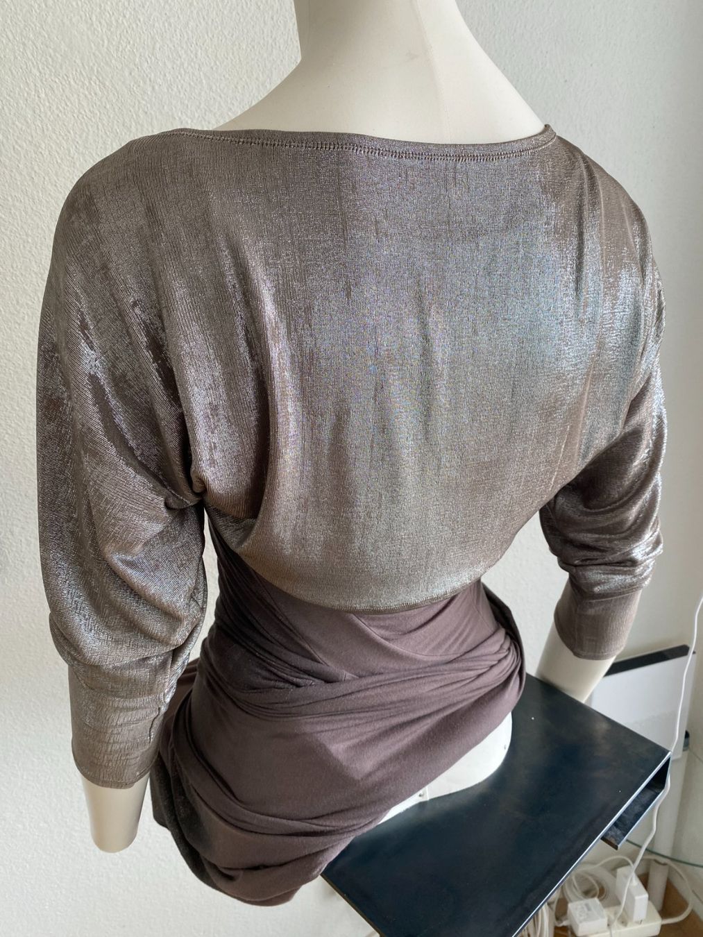 Issey Miyake Vestiti: Issey Miyake langes Strechkleid mit Seitenschlitz – Usato da Zürich venduto da Gemi 9