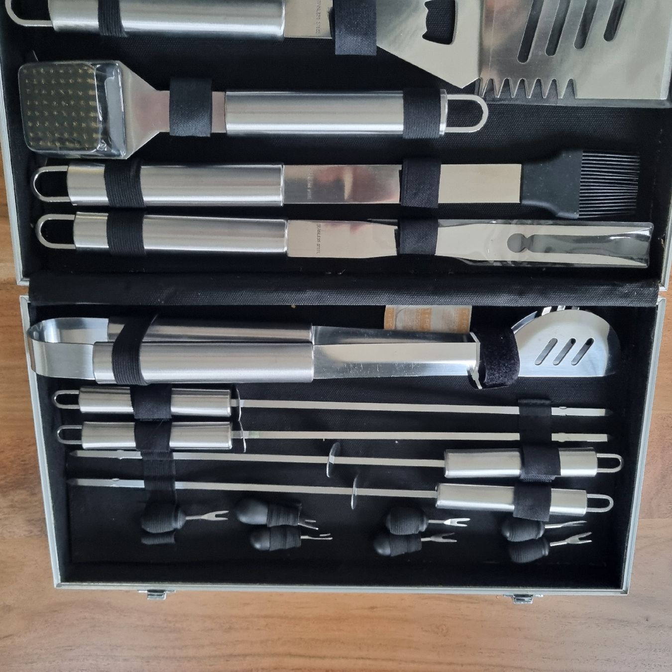 Set di posate: Grill Besteckkoffer 16 Teilig – Nuovo (secondo la descrizione) da Zürich venduto da ret_7ppg 3