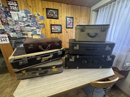 Diverse alte Koffer zu verkaufen