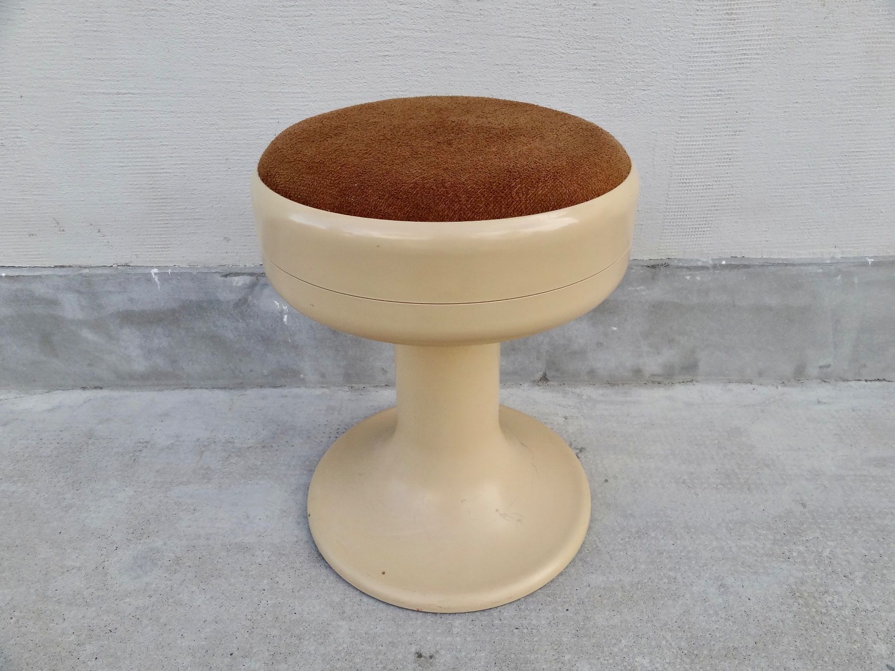 Hocker: Badhocker Vintage Tulpenfuss 60er 70er – Gebraucht aus Kerzers von zimmergruen