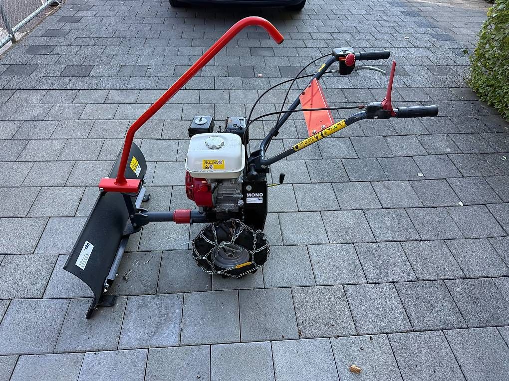 Déneigement: Mono Schneeräumgerät mit Honda GX 160, Schild und Ketten – D'occasion à Steffisburg par and_6q2b