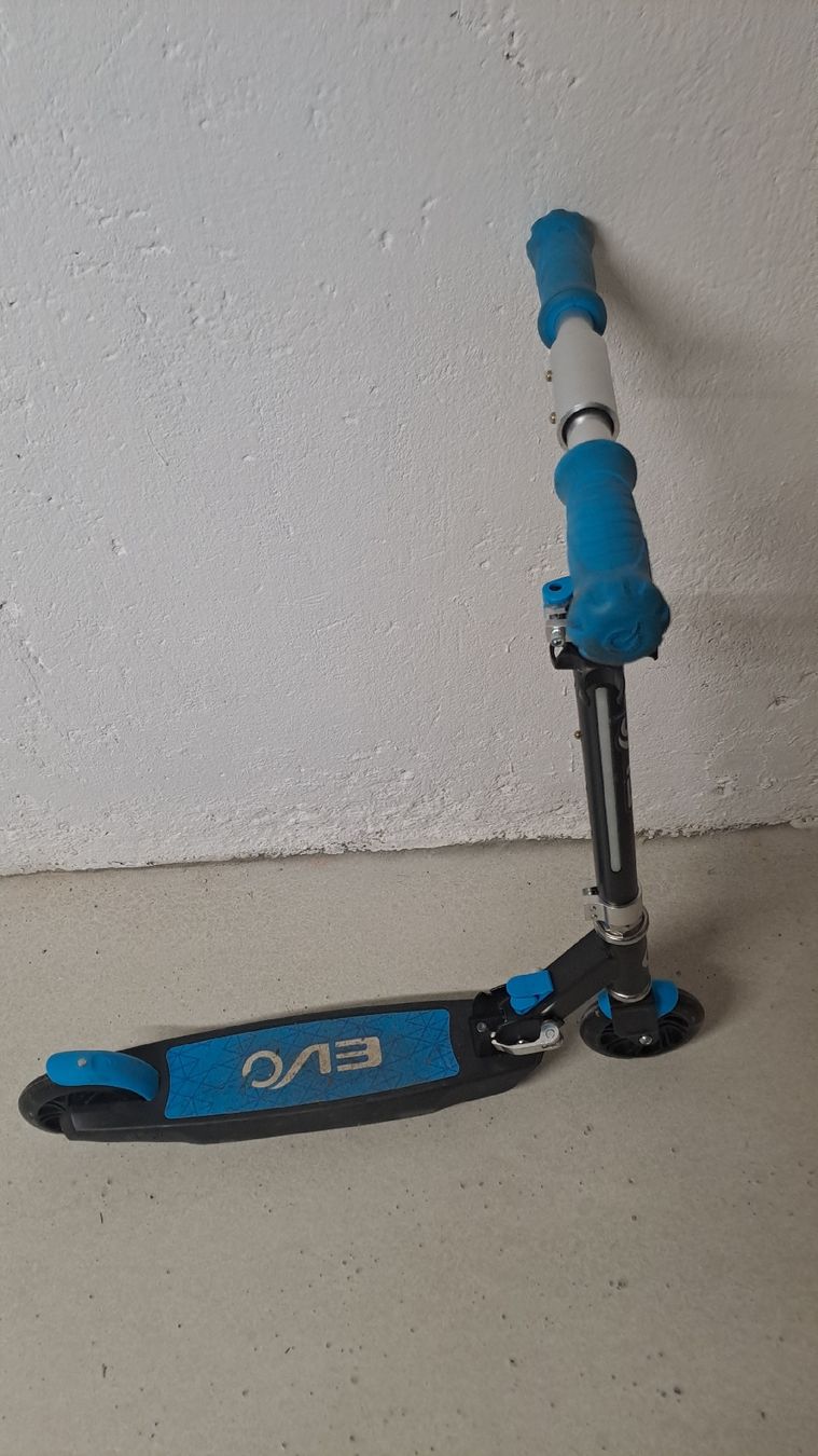 Kickboard: Kickroller EVO Light Blast blau Grösse 5+ ab 5 Jahren – Usato da Orpund venduto da Ricooder