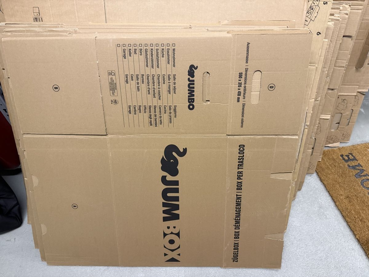 Kartons: Around 60 Moving Boxes – Gebraucht aus Zürich von jannissss