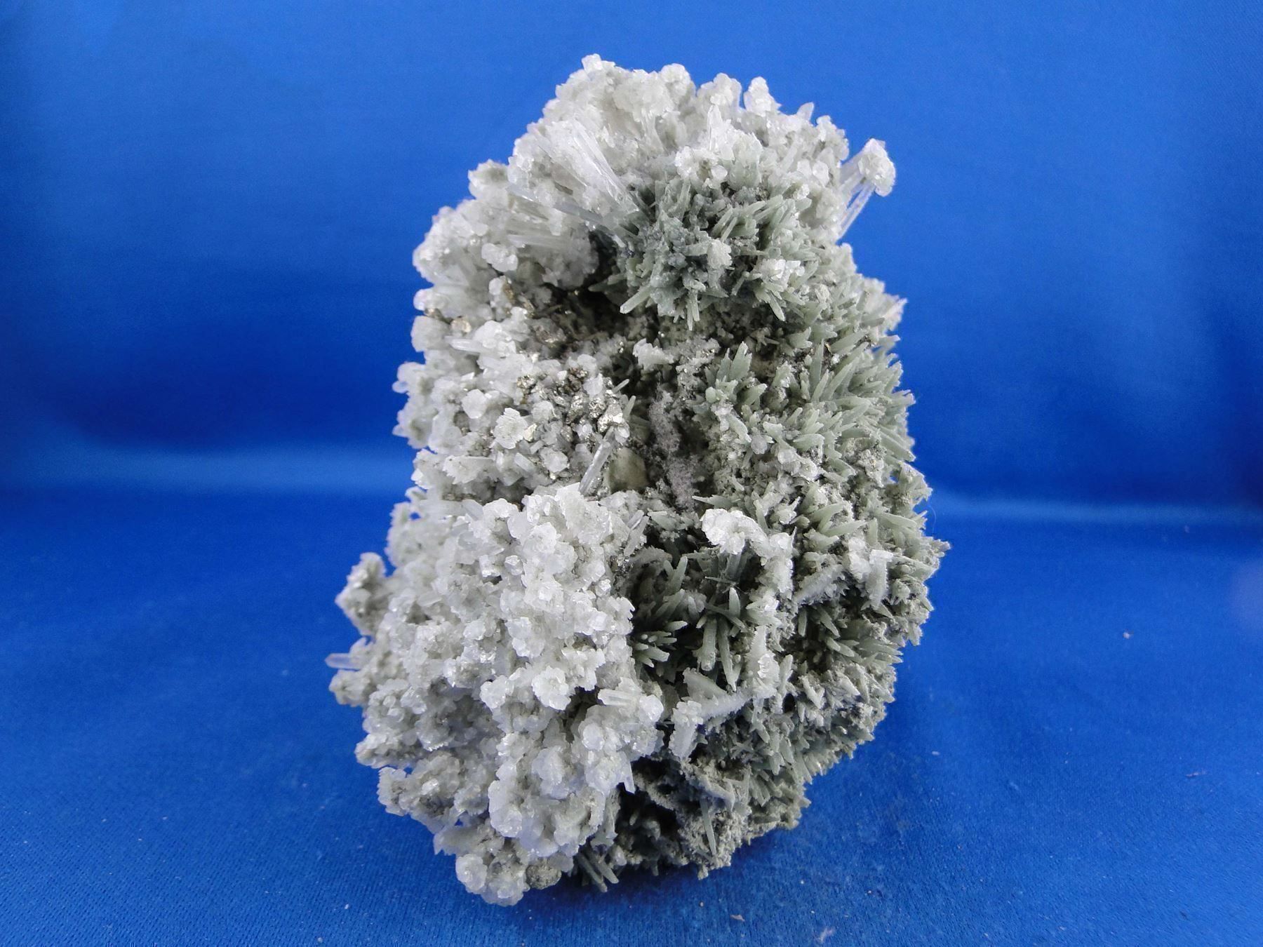 Minerali & Pietre curative: Calcite auf Bergkristall var Prasem – Usato da Schinznach Bad venduto da Demerald 5