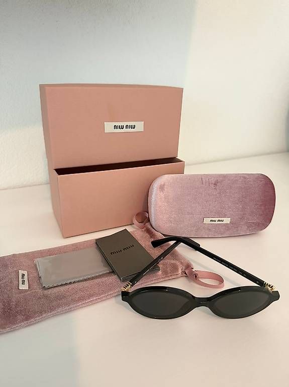 Miu Miu Occhiali & Lenti: Miu Miu Sunglasses - schwarz, oval – Nuovo (secondo la descrizione) da Uerikon venduto da Hariken