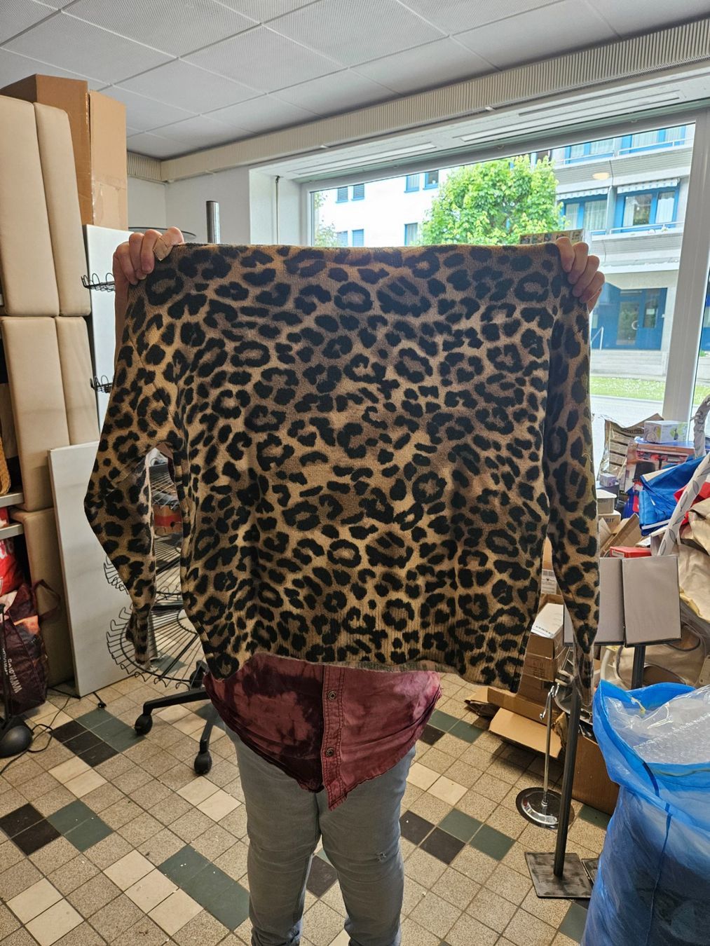 Pullover & Sweatshirts: Disney Pullover im Leo-Look, neu mit Etikett, Grösse S – Neu (gemäss Beschreibung) aus Wikon von Mr.Saxer 1