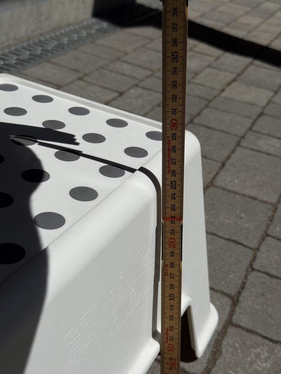 Ikea Tabourets: Trittschemel weiss mit Punkten gebraucht – D'occasion à Villmergen par phi_h8bd 1