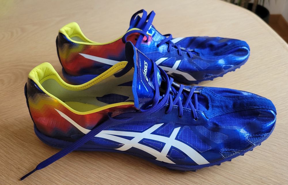 asics distance spikes
