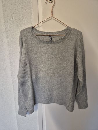 schöner grauer Pullover