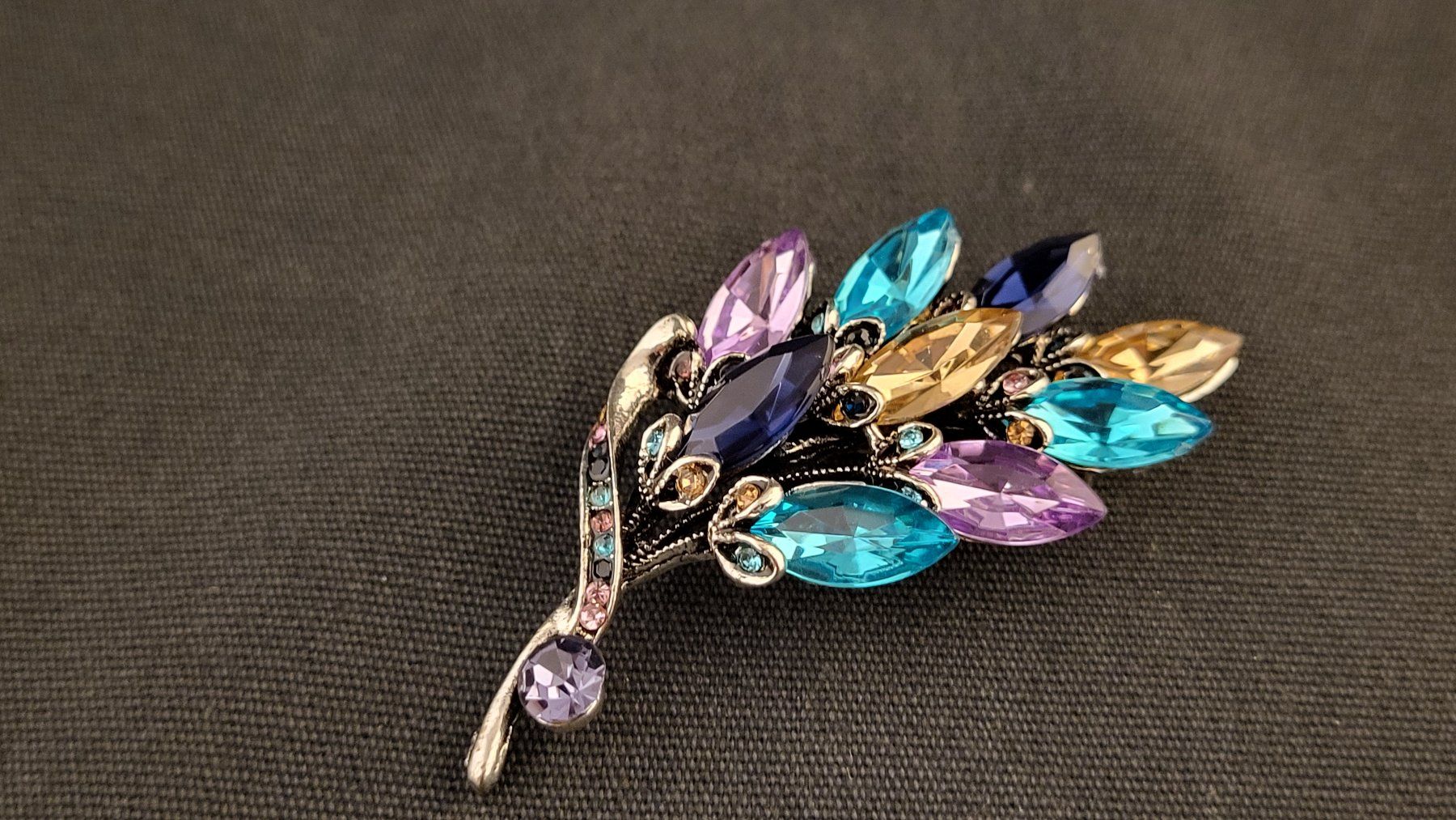 Broschen & Nadeln: Modeschmuck-Brosche – Gebraucht aus Basel von spinne02 1
