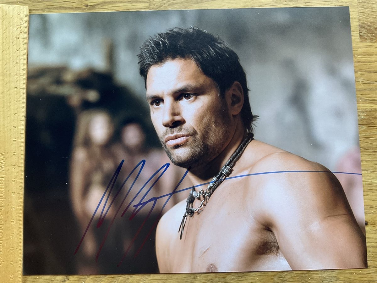 Autogramme: Manu Bennett original Autogramm – Neu und originalverpackt aus Hittnau von workaholic60
