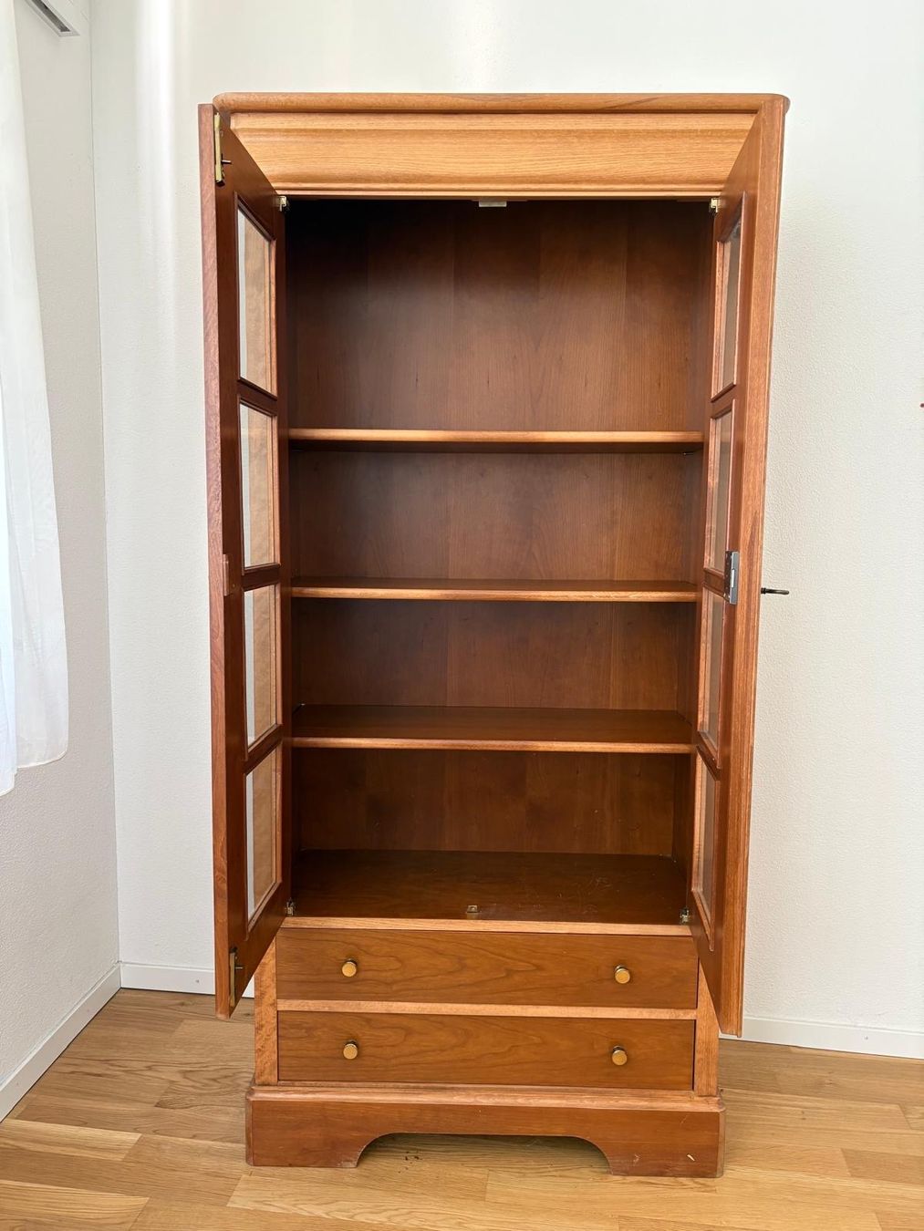 Vitrines: Wunderschöne Vitrine aus Echtholz / Vollholz – D'occasion à Klingnau par Umweltklinik 3